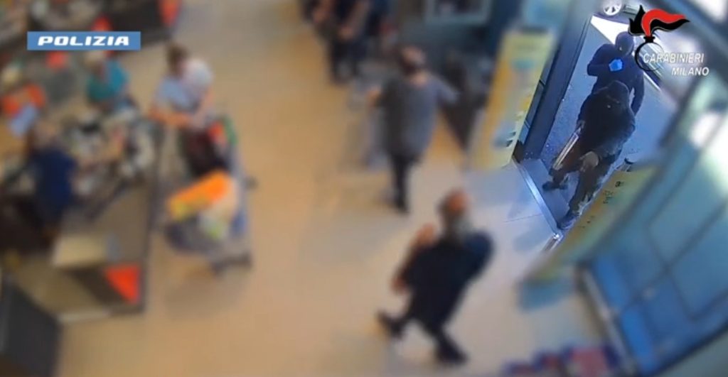 Cinisello Balsamo, tentato omicidio e rapine in poste e supermercati: due arresti