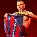 Sfera Ebbasta con la maglia del Cinisello a San Siro