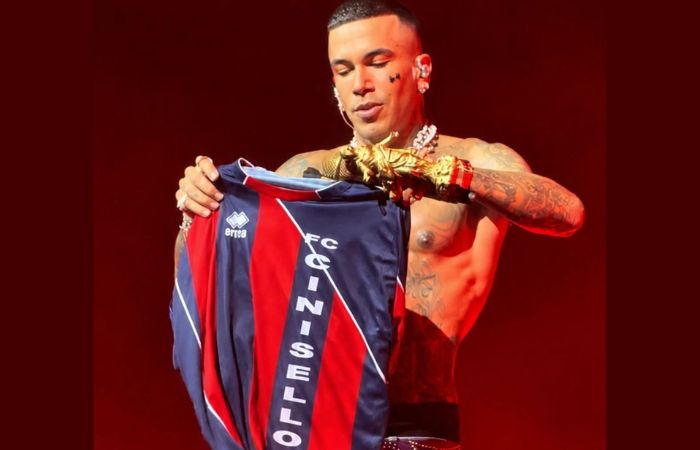 Sfera Ebbasta con la maglia del Cinisello a San Siro