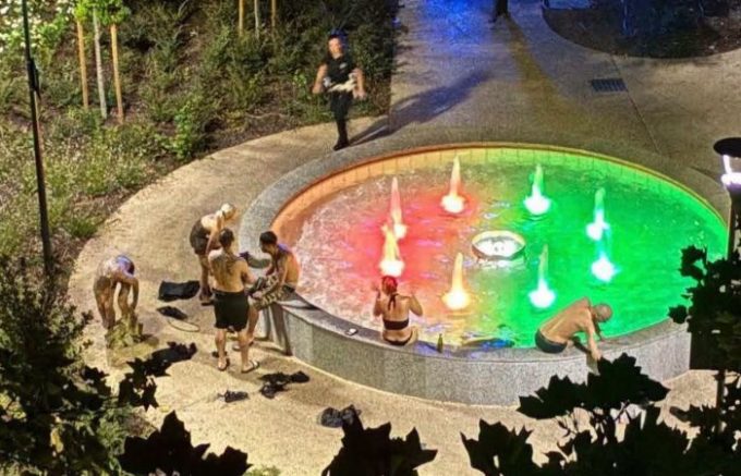 Sesto San Giovanni, multati i “bagnanti” della fontana di piazza Trento e Trieste