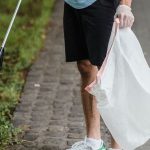 Sesto San Giovanni, volontari in azione per ripulire piazza Oldrini e giardini
