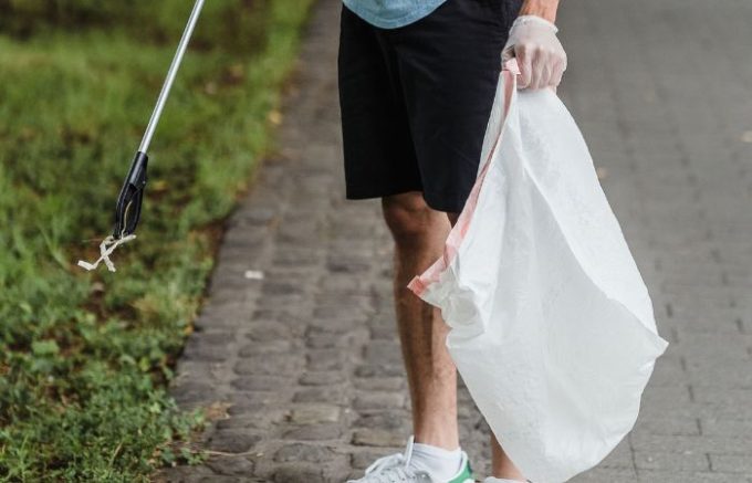 Sesto San Giovanni, volontari in azione per ripulire piazza Oldrini e giardini