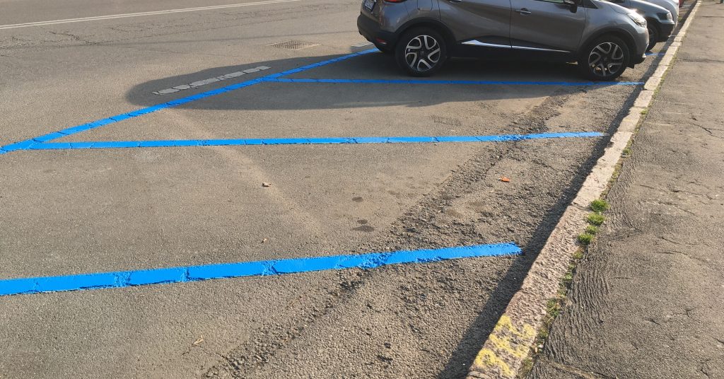 Sesto San Giovanni, raccolta firme sulle strisce blu per chiedere unico abbonamento per residenti