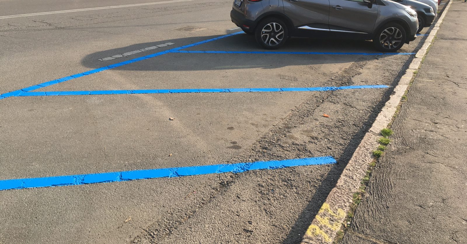 Sesto San Giovanni, raccolta firme sulle strisce blu per chiedere unico abbonamento per residenti