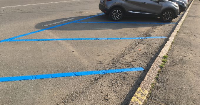 Sesto San Giovanni, raccolta firme sulle strisce blu per chiedere unico abbonamento per residenti